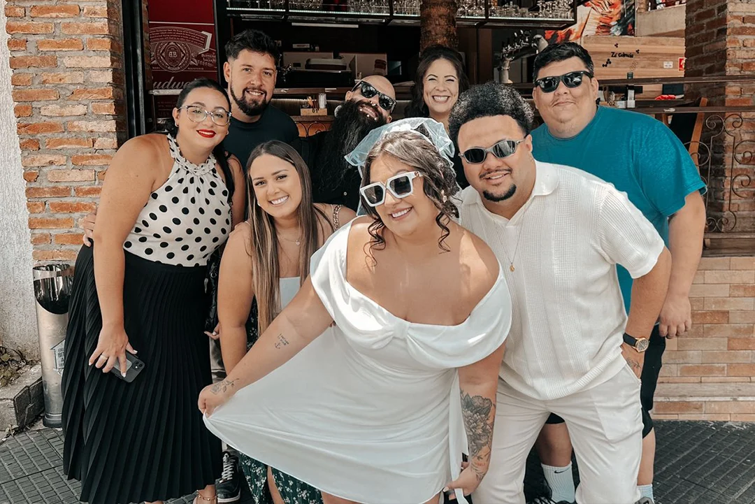 Casamento de AMD e Raafa, em frente ao barzinho, ao lado de amigos e familiares